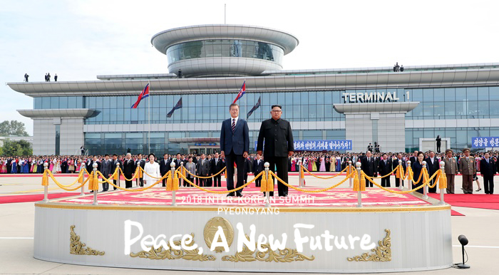 President Moon Jae-in and North Korean Chairman of State Affairs Commission Kim Jong Un inspect the honor guard at Pyeongyang International Airport on Sept. 18. (Pyeongyang Press Corps)